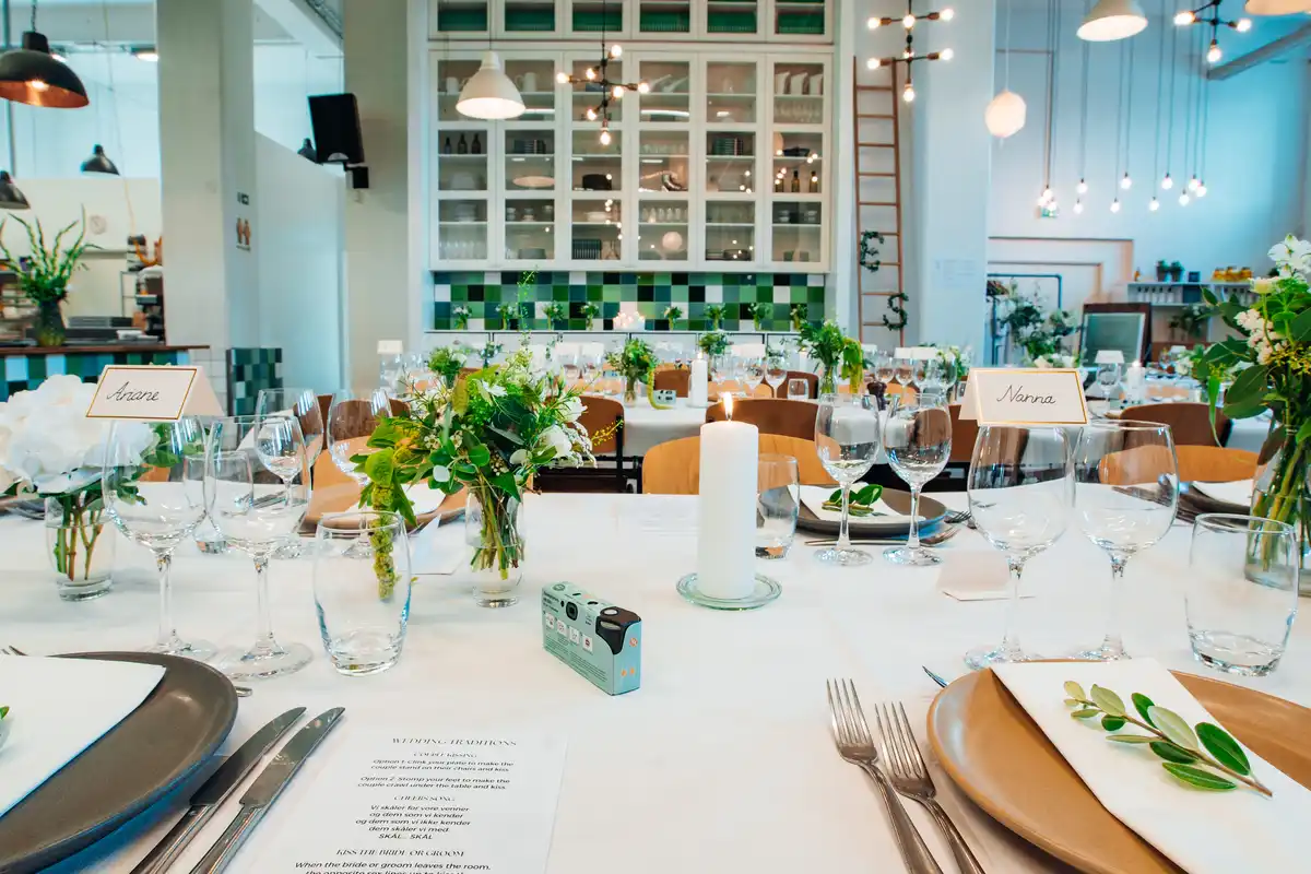 Aamanns Køkken & Event - Opdækning ved brede træborde med dug, dekorationer alt efter kundes ønsker