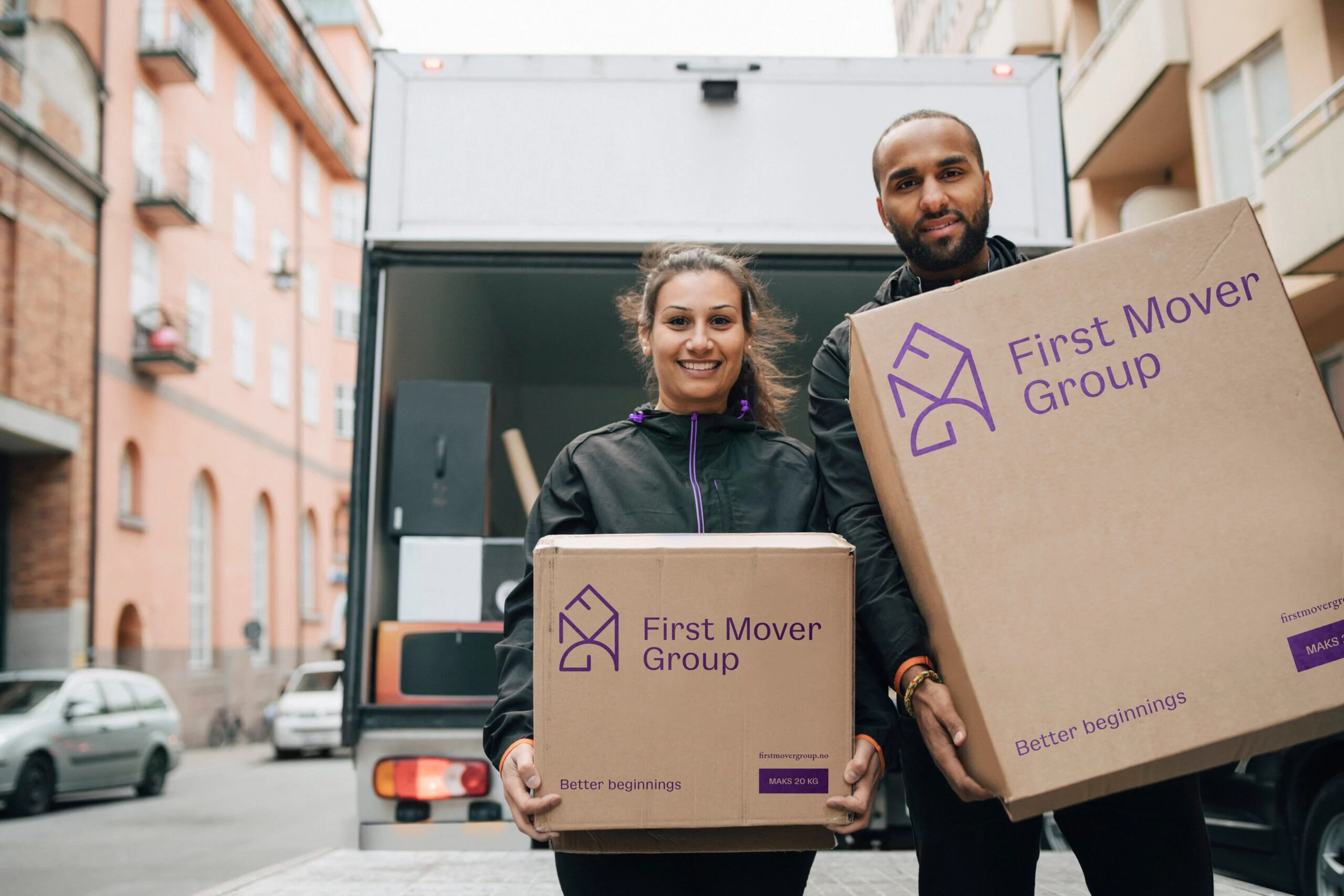 First Mover Group ApS - Ekspert medarbejdere til flytning bærer flyttekasser.