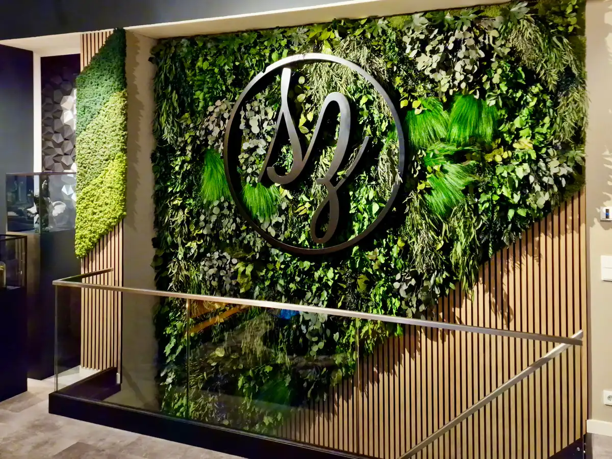 Vertical Nature - Integration von Logo in Pflanzenwand