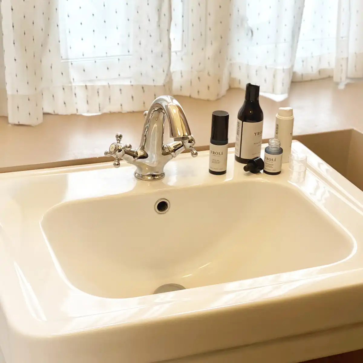 Yroli ApS - Yrolí produkter på et hotel værelse