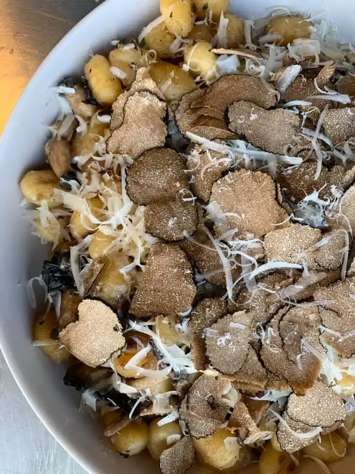 Gastro By Bøgh - Eksempel på hovedret - Stegte Gnocchi med svampe, parmesan og sort trøffel