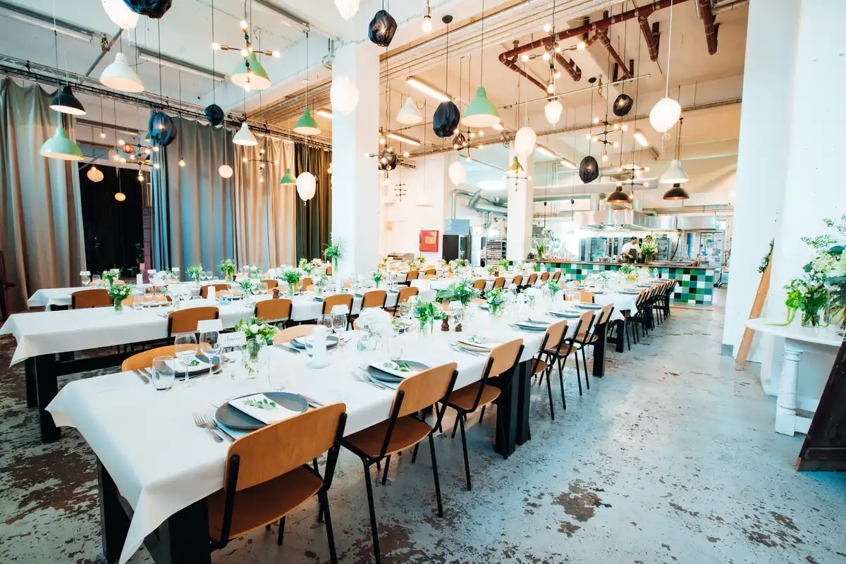 Aamanns Køkken & Event - Der er højt til loftet, et bølgende lampehav, og en fantastisk akustik