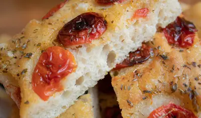 GastroNu - Foccacia med soltørrede tomater og rosmarin