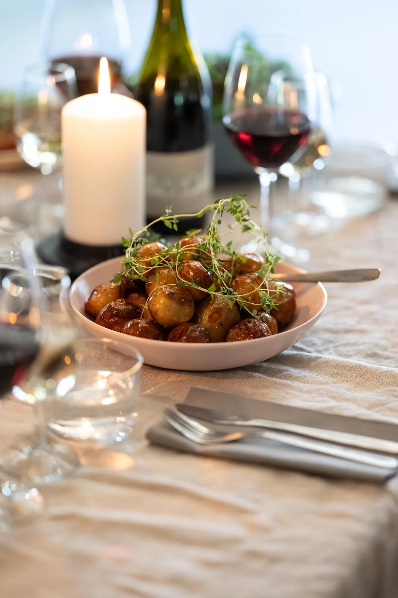 BaneGaarden ApS - Leveret på keramik klar til servering ved bordene eller på buffet