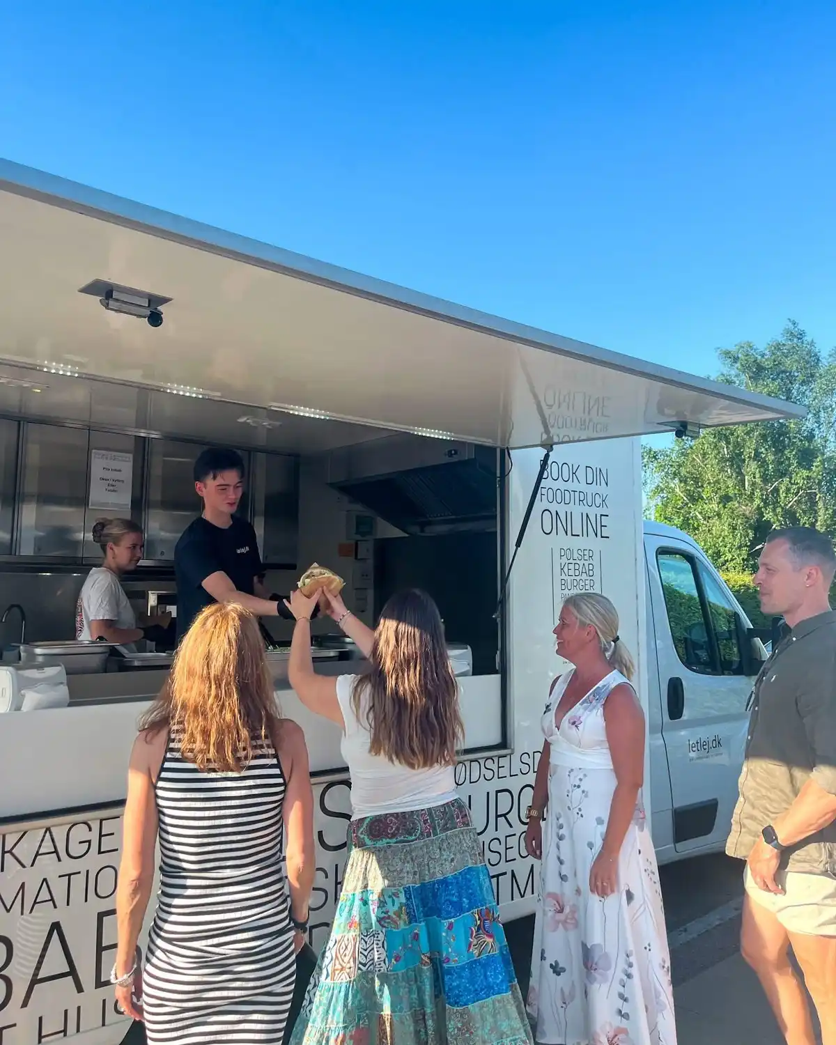 Letlej - Foodtruck med kunder der for mad