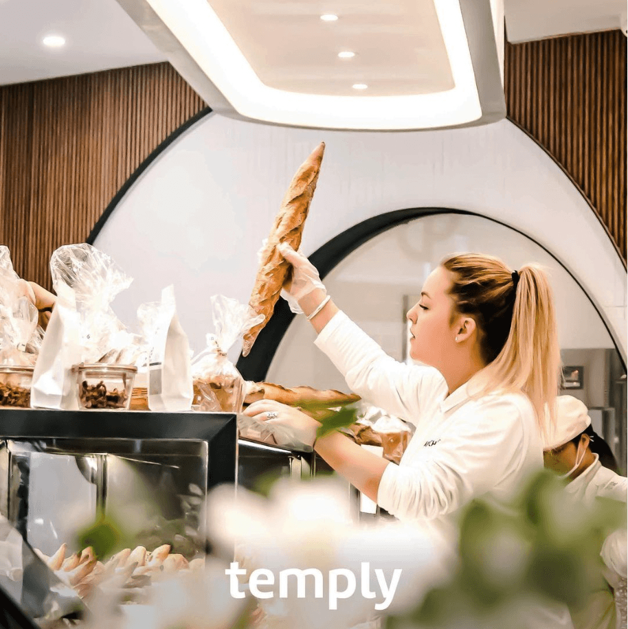 Temply ApS - Eksempel på en køkkenmedhjælper, som er ude og arbejde.