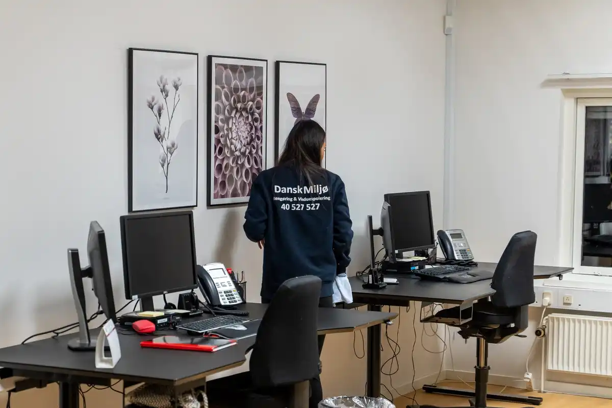 Dansk Miljø - Rengøring af kontorpladser