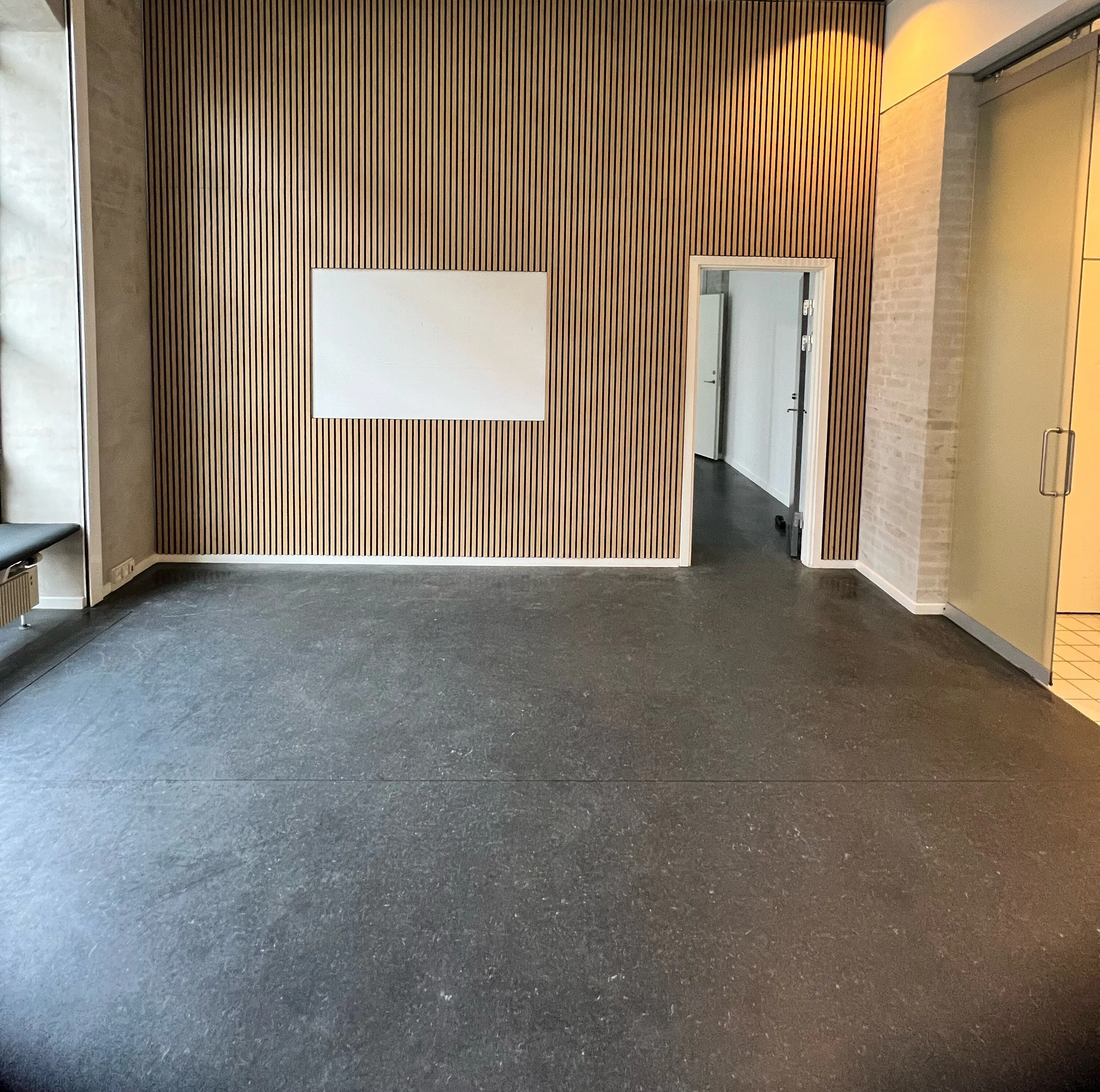 Ejendomsservice København - Montering af akustikpaneler med udskæring til tavle