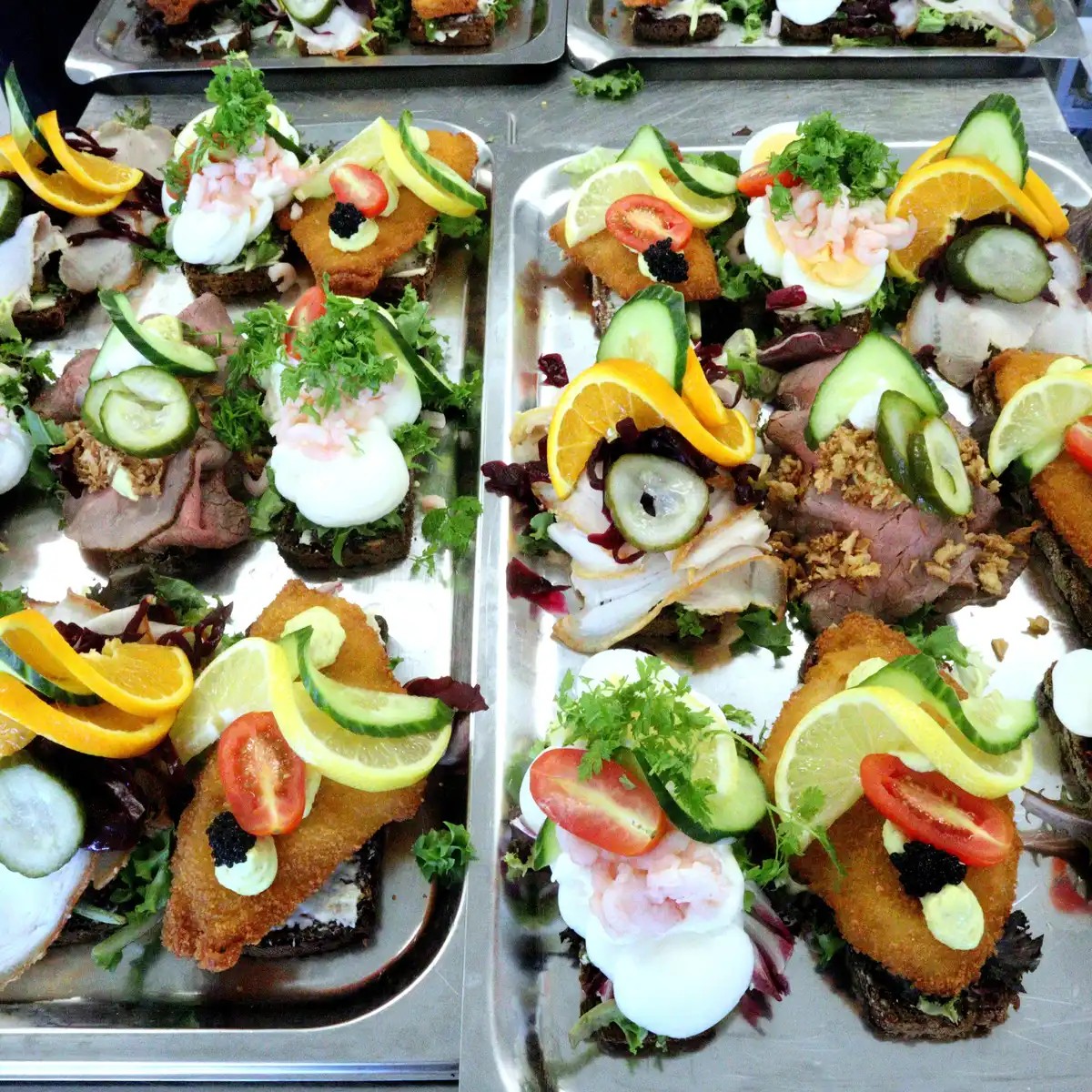 Lunch by Fogt - Faglærte hænder sørger for ensartet kvalitet på hvert eneste stykke