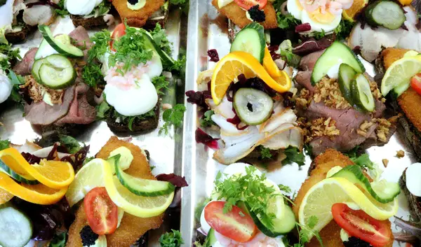 Lunch by Fogt - Faglærte hænder sørger for ensartet kvalitet på hvert eneste stykke
