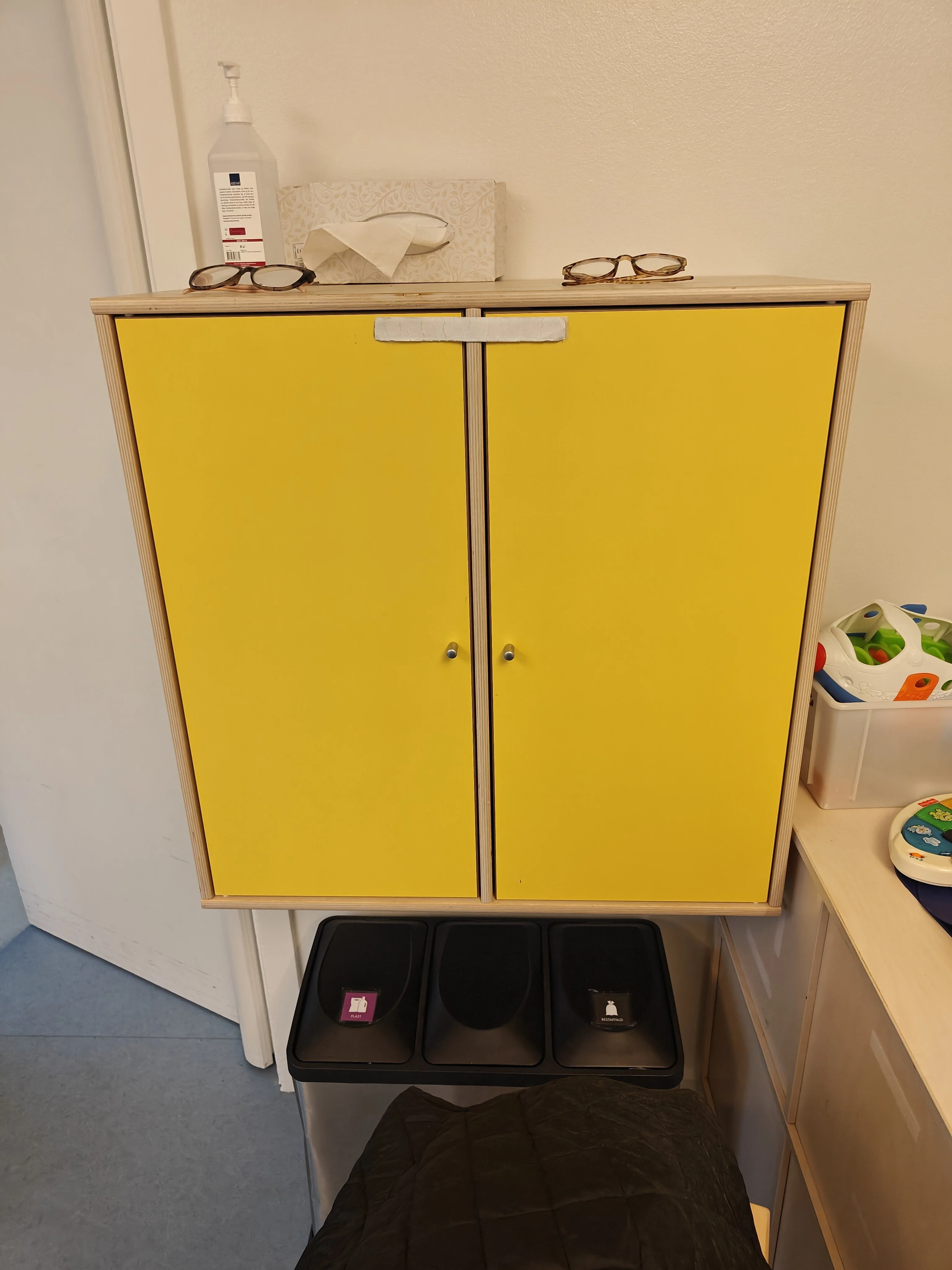 Dansk Handy Service ApS - Montering af skab på væg, hos erhvervskunde.