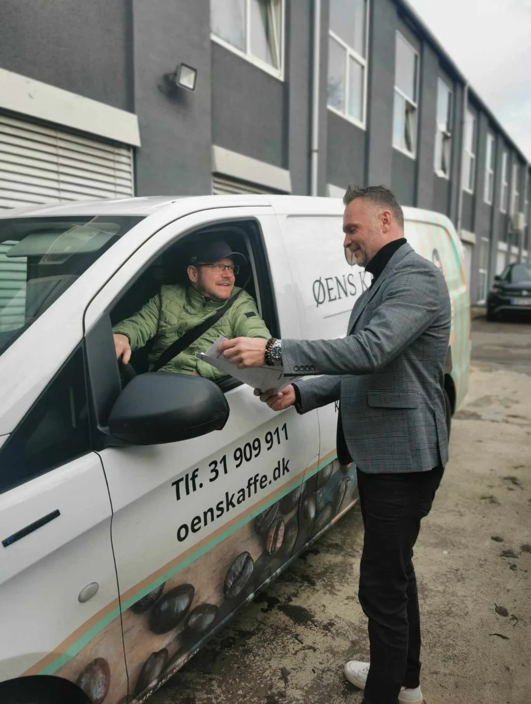 Øens Kaffe - Den friskristede kaffe bliver leveret til jer med el varevogne.