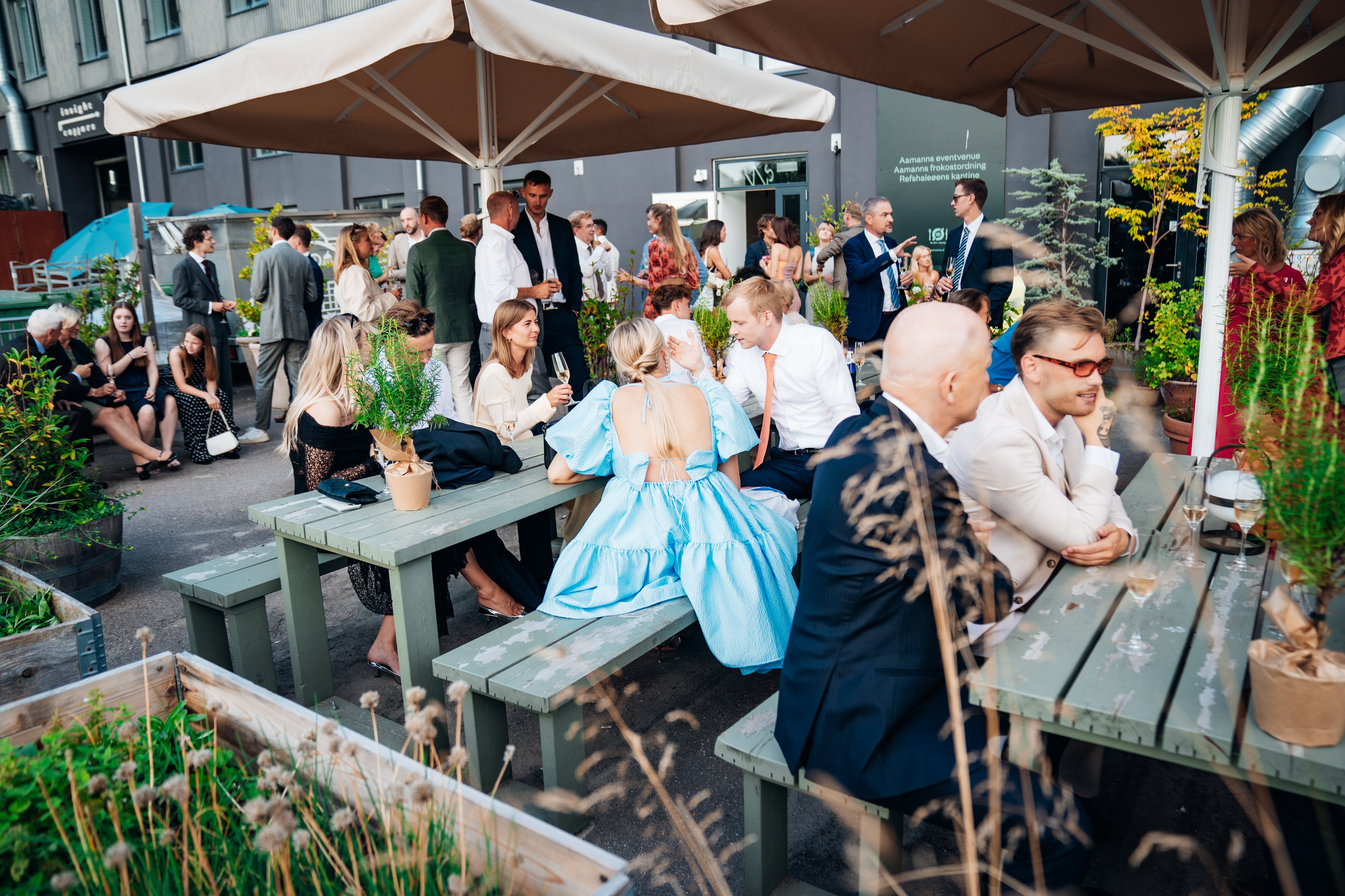 Aamanns Køkken & Event - Terrassen er omgivet af planter og blomster - perfekt start til velkomsten
