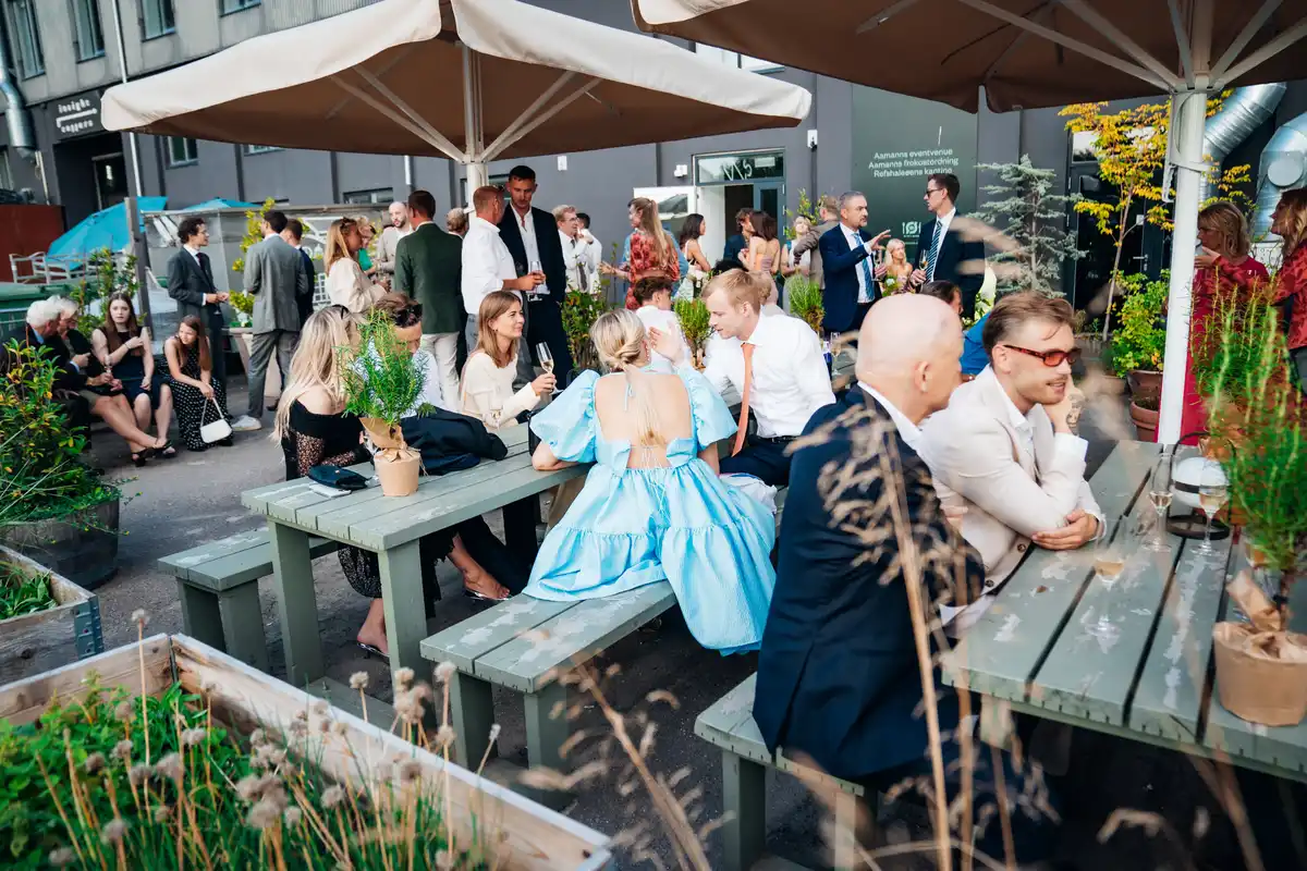 Aamanns Køkken & Event - Terrassen er omgivet af planter og blomster - perfekt start til velkomsten