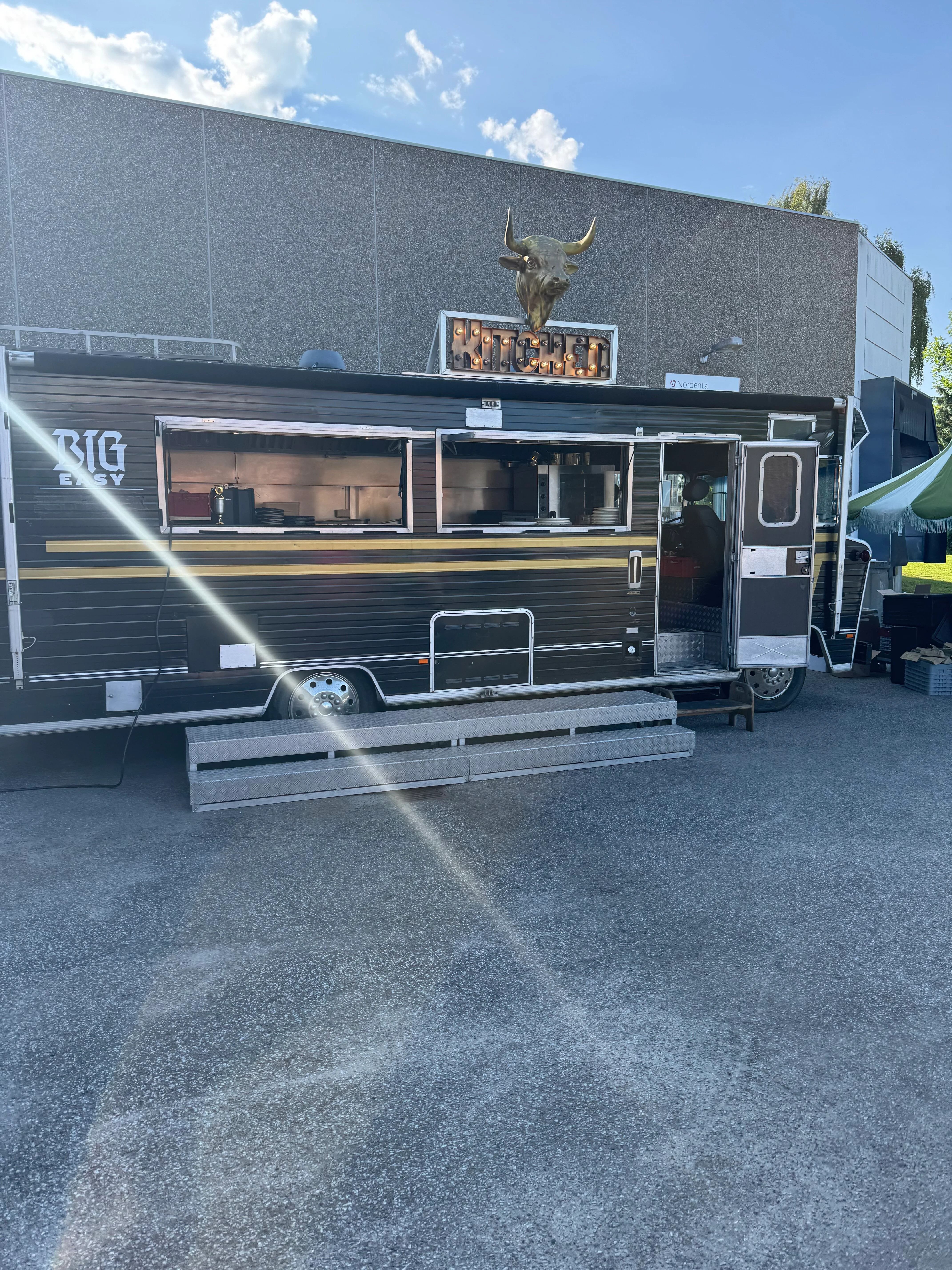 Madhosmads ApS - Foodtrucken melder klar til servering