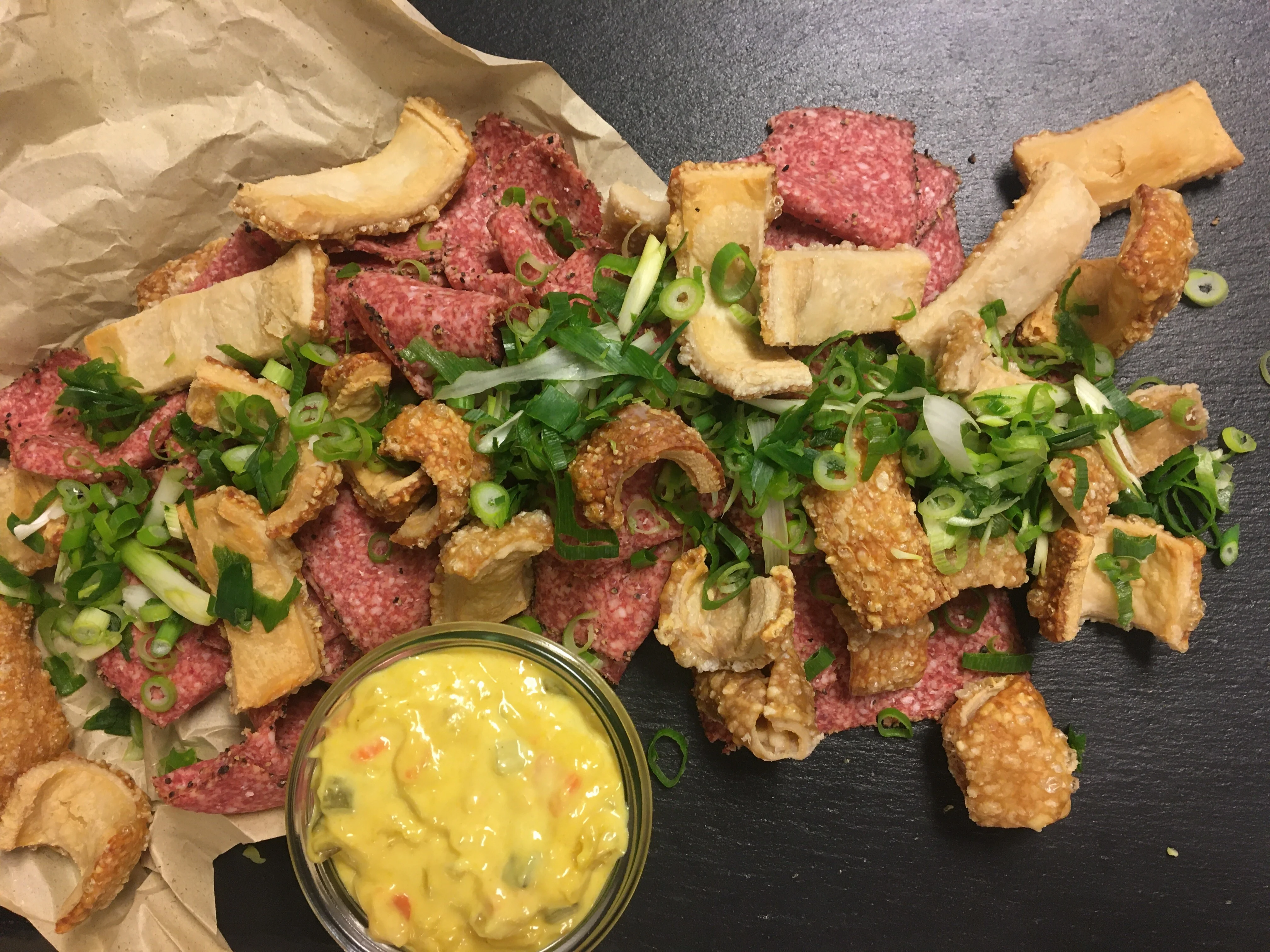 MOS Madhus - Pebersalami med hjemmerørt remoulade og sprøde svær