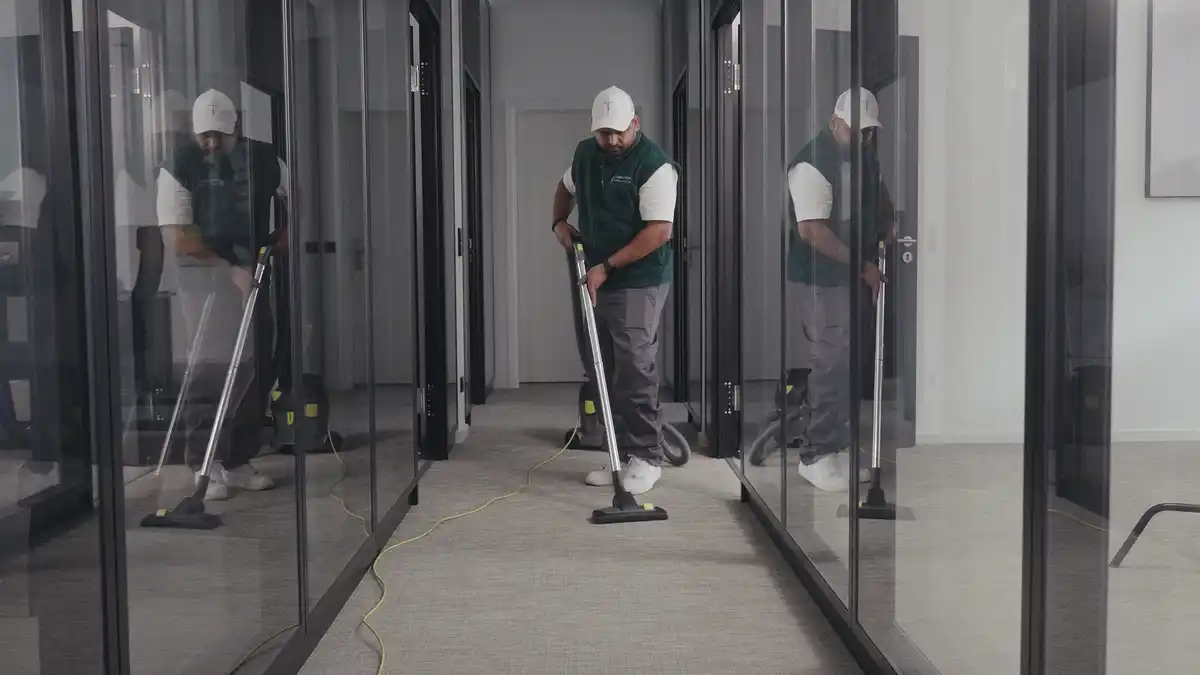 PutzKraft24 - Unterhaltsreinigung (Boden, trocken)