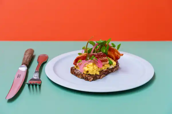 Hønsesalat med karry og bacon (1 stk.)