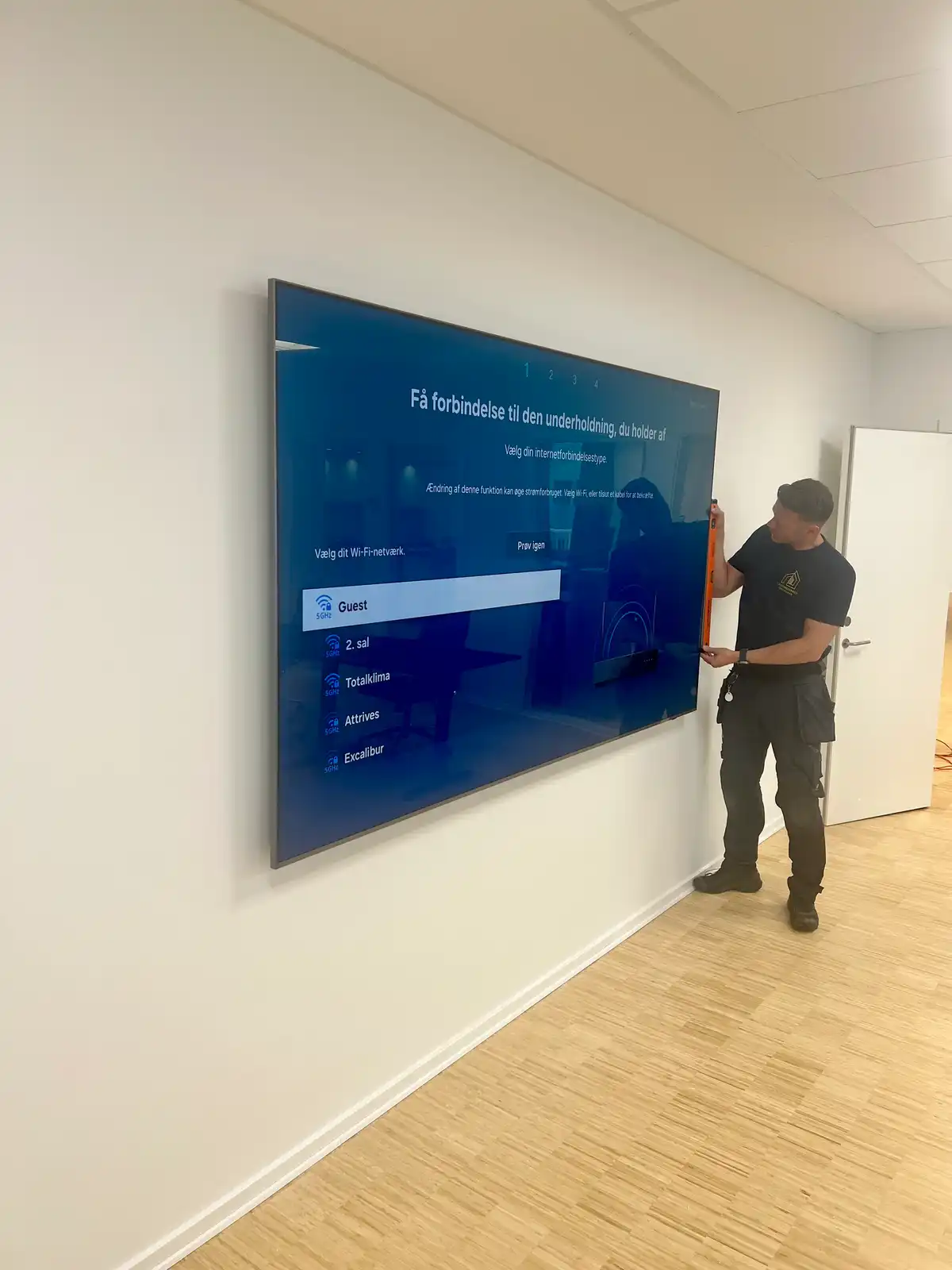 Vigerslev Ejendomsservice København - Montering af 100" tv på gipsvæg
