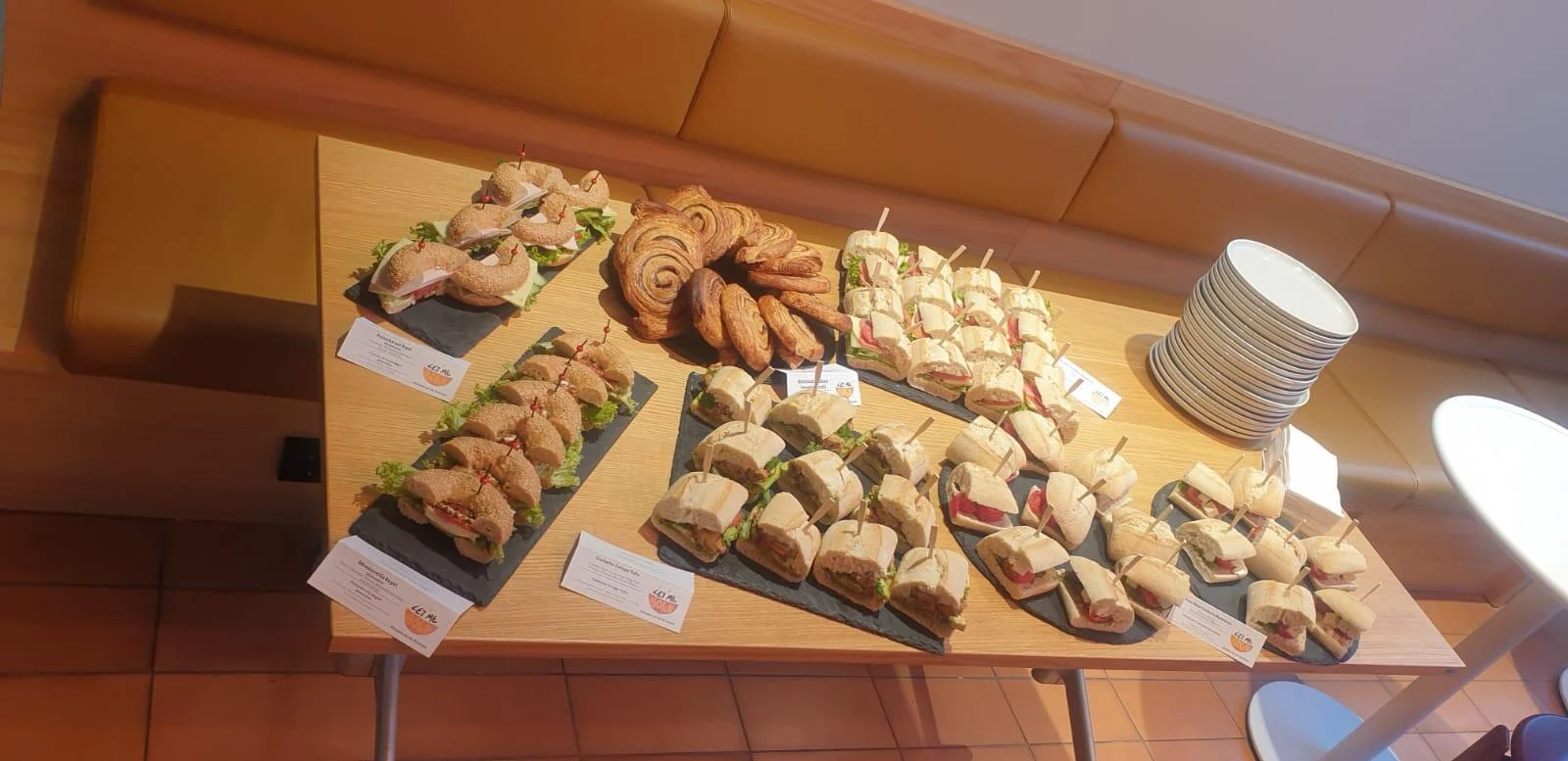 Let Me Bowl - Liebevoll belegte Brötchen, frische Croissants und leckeres Fingerfood