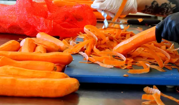 Lunch by Fogt - Friske gulerødder skrælles — råvarer leveret og klargjort dagligt
