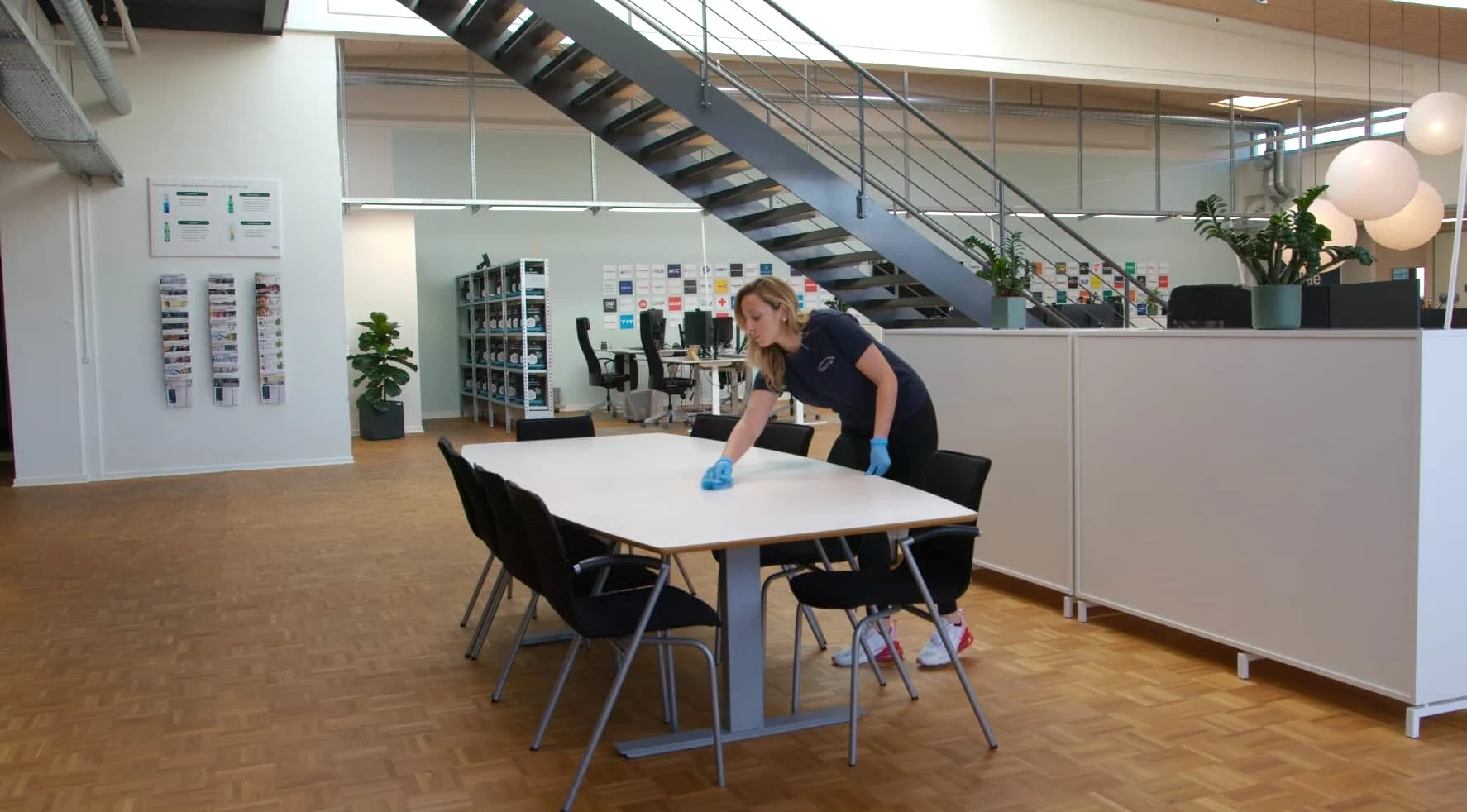Krone Rengøring ApS - Kontorrengøring