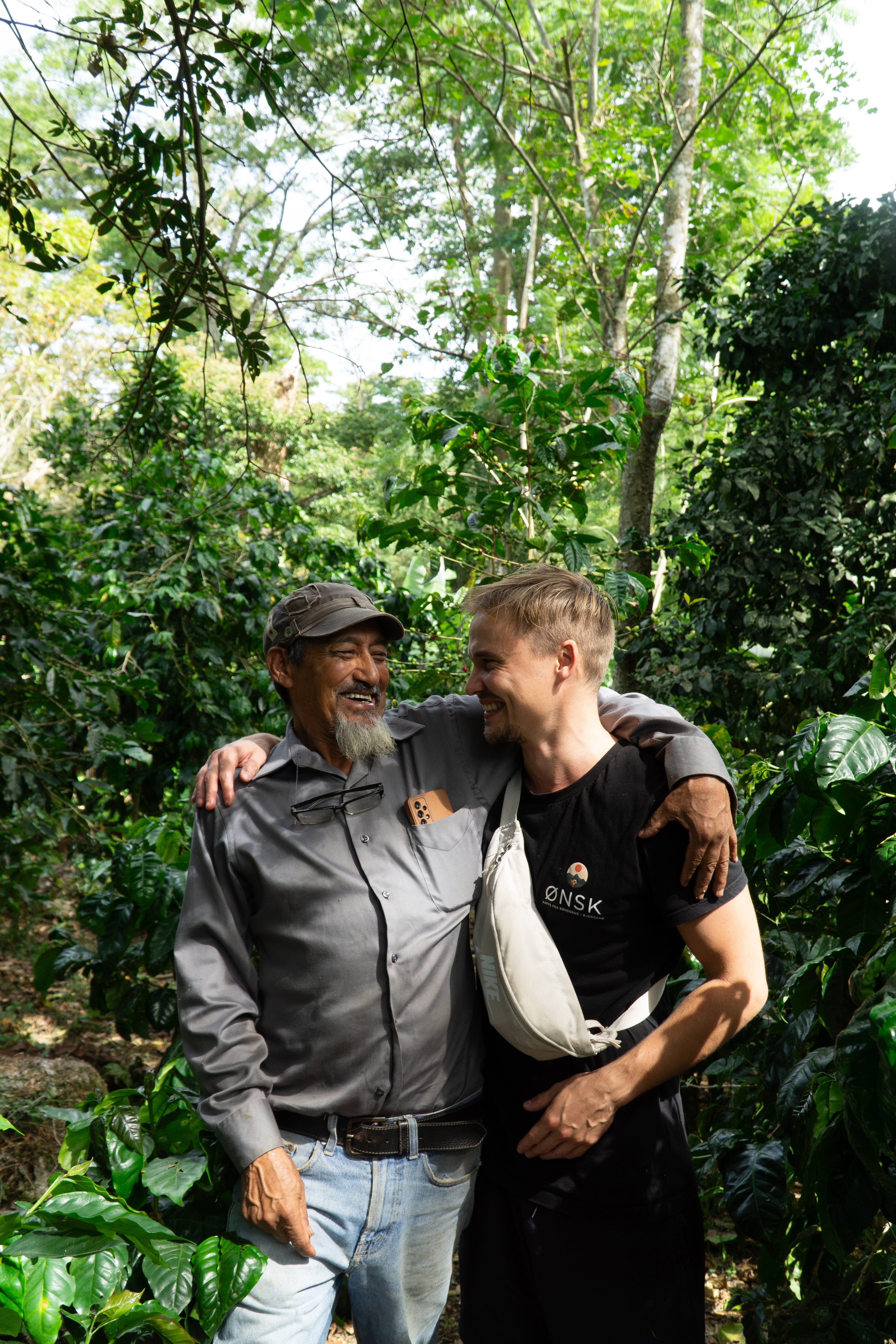 ØNSK ApS - Jon og Leonel Valladares i Nicaragua - en af vores mellemristet varianter.