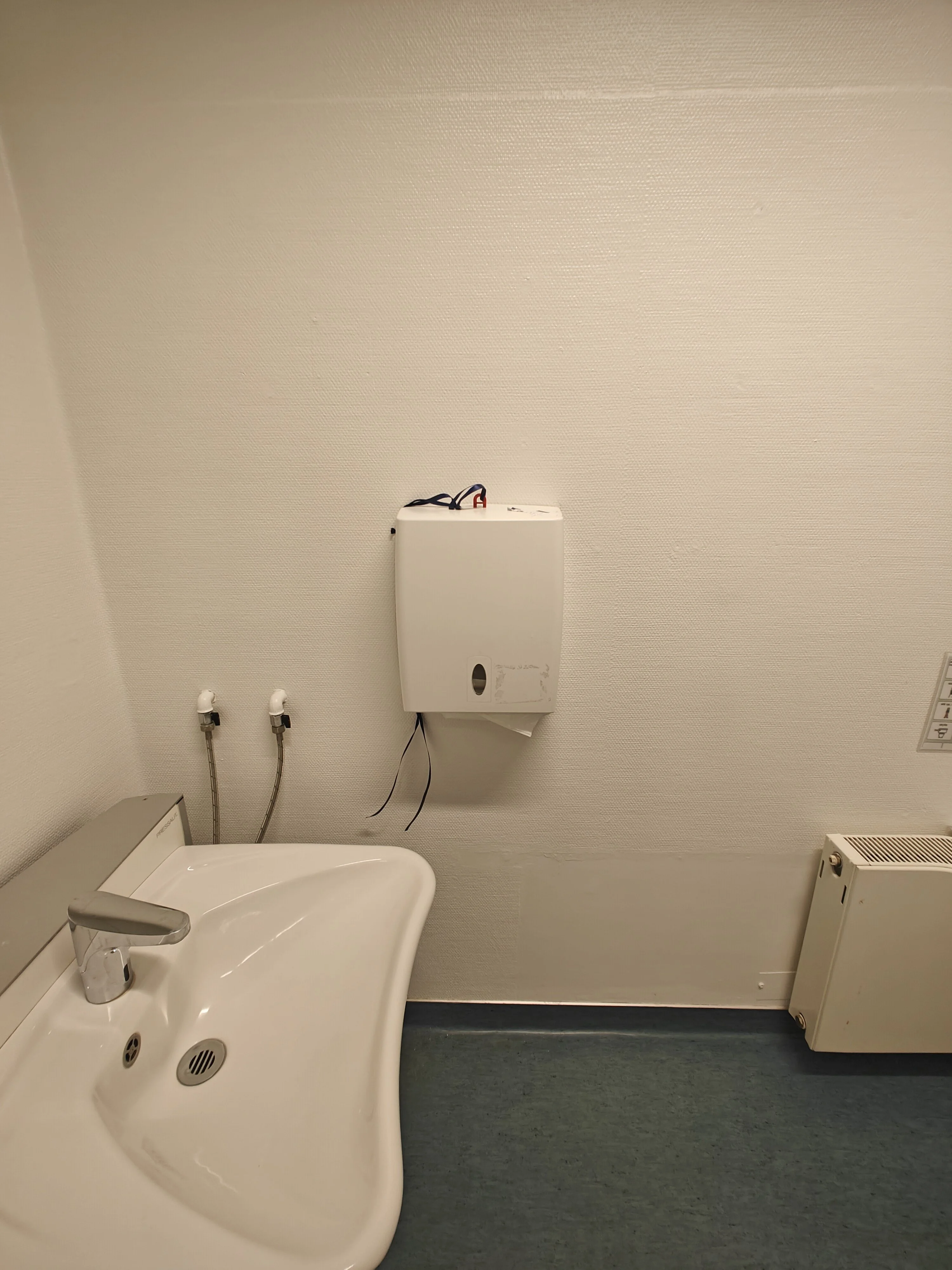 Dansk Handy Service ApS - Montering af papirs holder hos Daginstitution