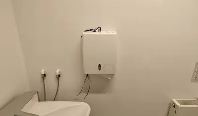 Dansk Handy Service ApS - Montering af papirs holder hos Daginstitution
