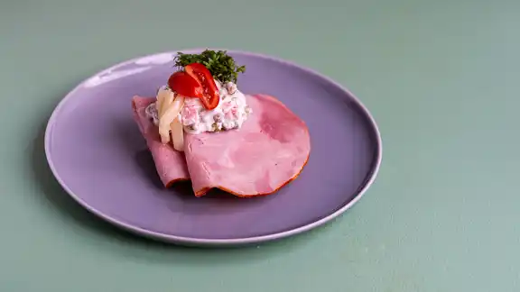 Skinke med italiensk salat (1 stk.)