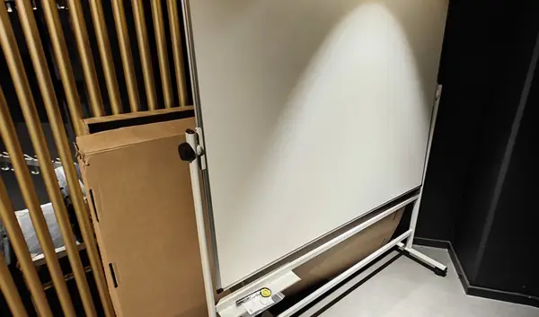 Dansk Handy Service ApS - Samling af whiteboard tavle på hjul hos Folketeatret i KBH